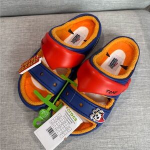 NWT Frosted Flakes × Crocs Cozzzy Sandals Size Men’s 5 women’s 7